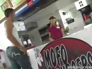 Sexy veloce cibo lavoratore prende giù su suo ginocchia a colpo due ragazzi