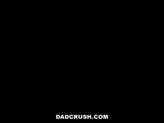 Dadcrush - más viejo stepdad seduce y folla adolescente