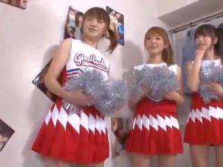 Tre stor pupper japansk cheerleaders deling phallus
