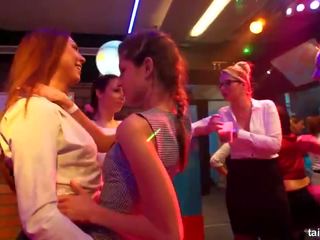 Lesbička clubbers dostane v prdeli v veřejné