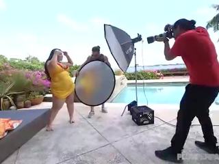 Nengsemake gunging éndah wadon emma bailey fucks kandang jaran photographer