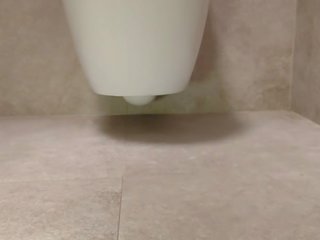 Viliojantis pėdos į as tualetas